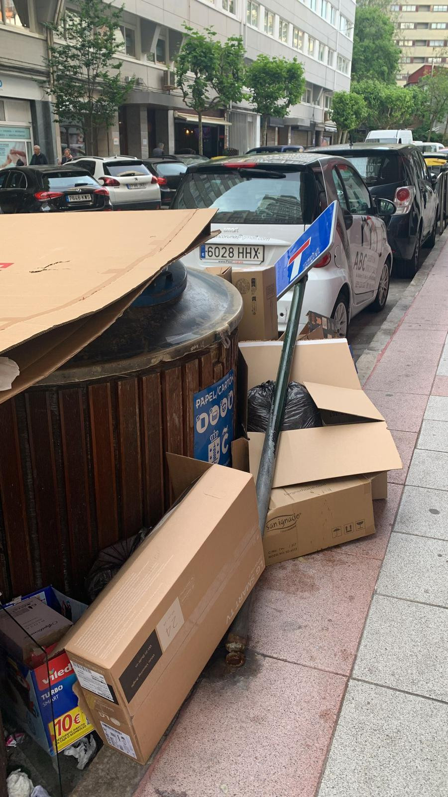 Señal tirada en la calle Donantes de Sangre de A Coruña
