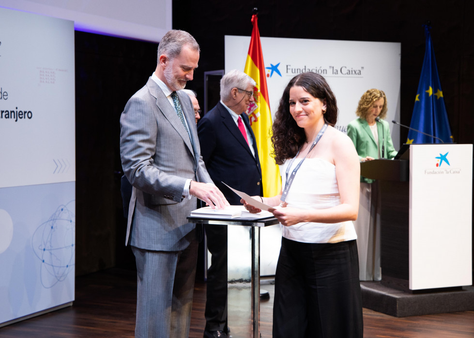 Laura Bermejo recibe la beca de la Caixa de manos del Rey