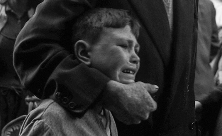 Muere el niño protagonista de la famosa foto de Manuel Ferrol tomada en el puerto