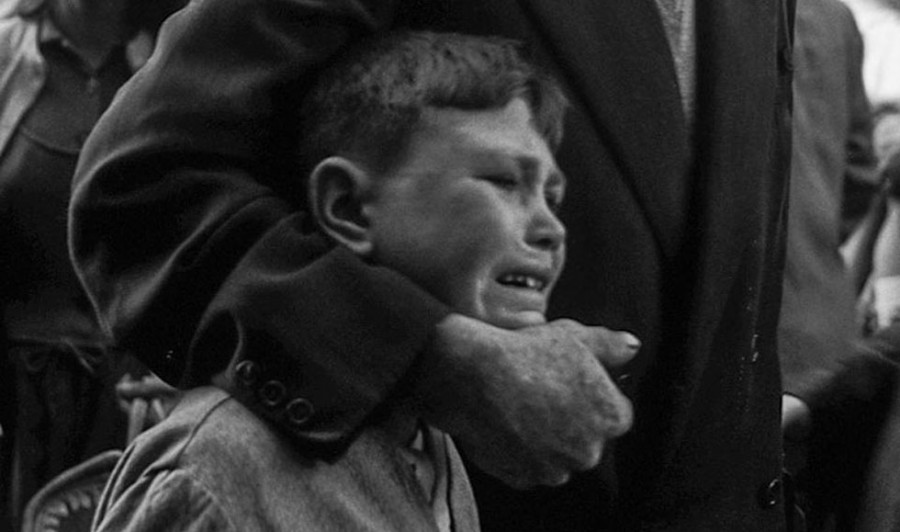 Muere el niño protagonista de la famosa foto de Manuel Ferrol tomada en el puerto
