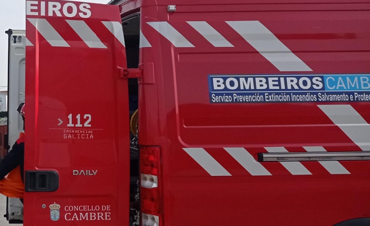 Un incendio calcina dos casetas de obra y un cobertizo en Cambre  sin dejar heridos