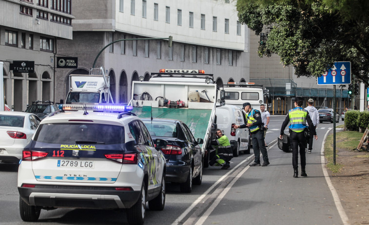 Un accidente entre dos autobuses urbanos y una furgoneta desata el caos circulatorio en el Paseo Marítimo