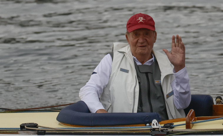 Juan Carlos I sale a navegar a bordo del 'Bribón' en el primer día de regatas en Sanxenxo