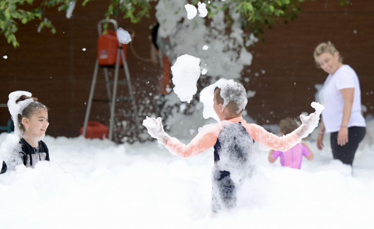 La fiesta de la espuma hizo las delicias de los niños de Palavea