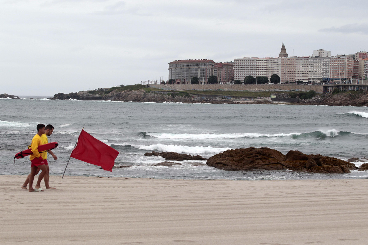 Los socorristas vigilan los arenales, con bandera roja y sin bau00f1istas, tras el inicio de la temporada estival  Quintana