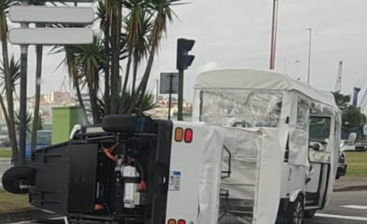 Vuelca un tuk tuk en el Paseo Marítimo de A Coruña