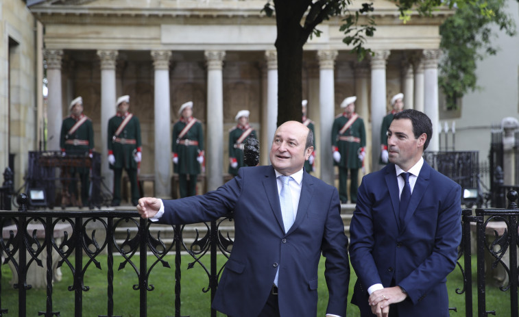 Imanol Pradales ya es lehendakari tras jurar bajo el Árbol de Gernika