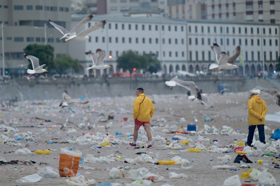 Así fue el desalojo y limpieza de las playas de A Coruña tras San Juan @ Javier Alborés (39)