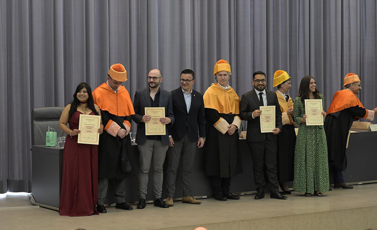 Estudiantes de la UDC de Contabilidad Superior y de Banca y Finanzas reciben sus diplomas de máster