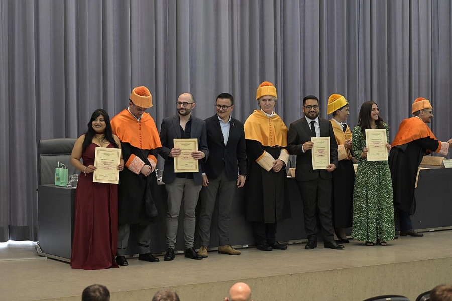 Estudiantes de la UDC de Contabilidad Superior y de Banca y Finanzas reciben sus diplomas de máster