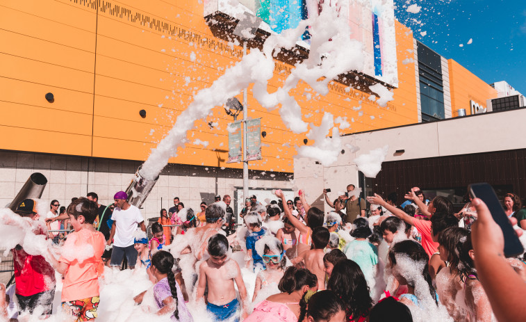 Marineda City inaugura el verano con una fiesta de la espuma y el concierto de Pakolas