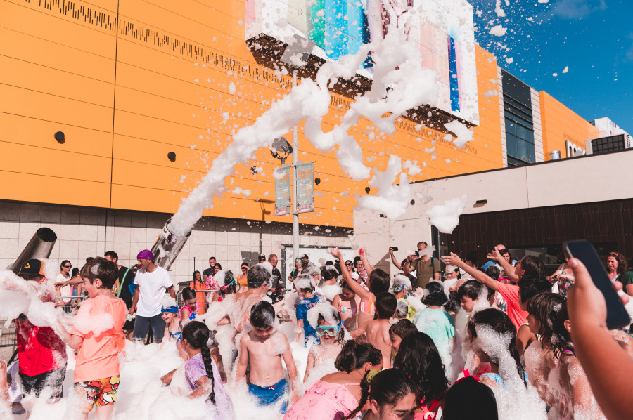 Marineda City inaugura el verano con una fiesta de la espuma y el concierto de Pakolas