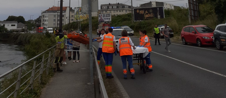 Espectacular rescate de un hombre que se había caído a un río en Cambre
