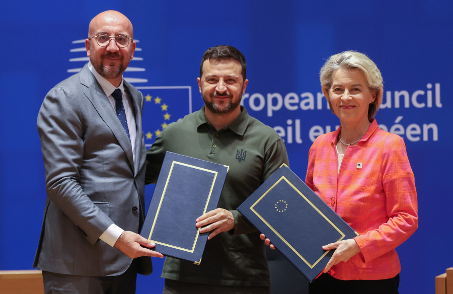 La UE se compromete con Ucrania a seguir apoyándola militar y económicamente