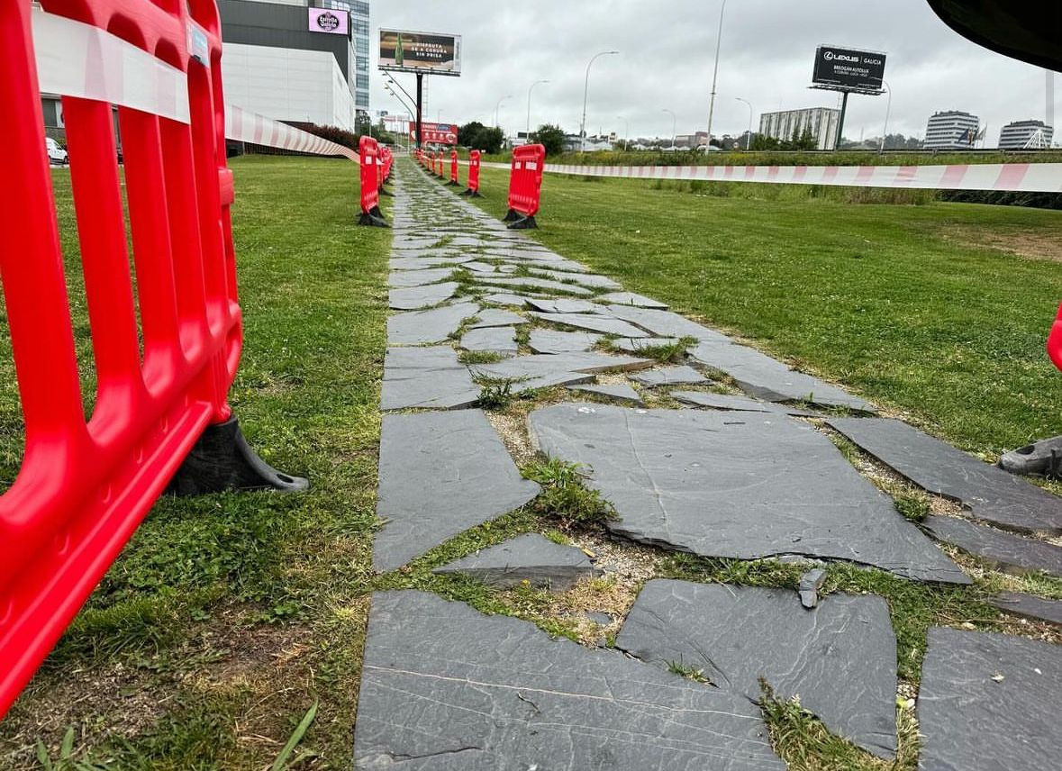 Senda peatonal de Matogrande, cerrada por una caida