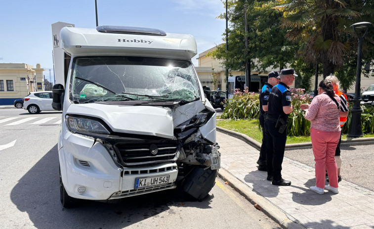 Una autocaravana se estrella contra los pilares del túnel de María Pita
