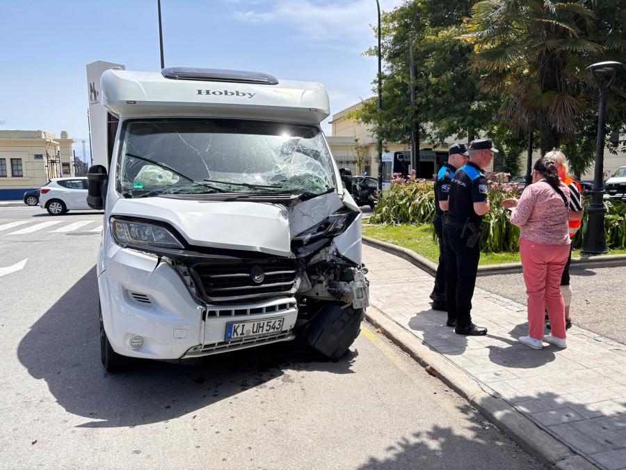 Una autocaravana se estrella contra los pilares del túnel de María Pita