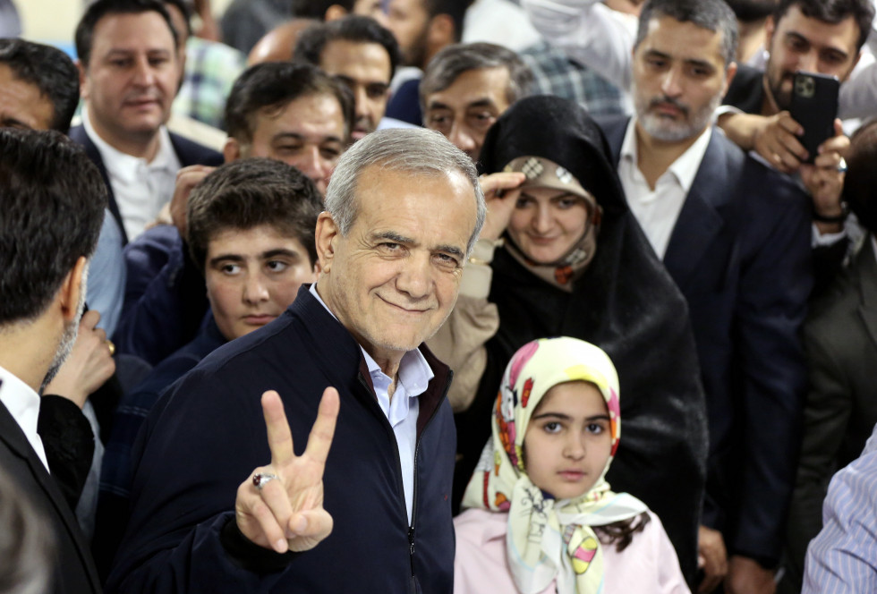 Tehran (Iran(islamic Republic Of)), 28/06/2024.- Iranian reformist presidential candidate Masoud Pezeshkian (C) flashes a victory sign as he arrives to cast his vote at a polling station during the pr