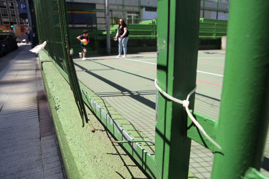 La pista deportiva de la Sagrada Familia de A Coruña cuesta 40.000 euros al año en arreglos