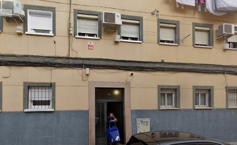 Hallan un bebé recién nacido junto a un portal de viviendas en Carabanchel