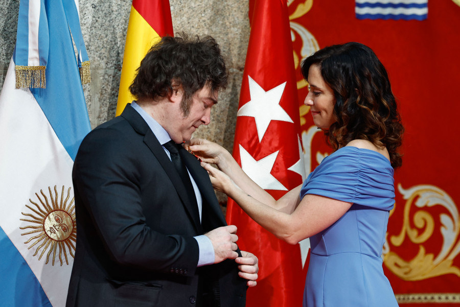 El PSOE lleva a los tribunales la medalla concedida por Ayuso al presidente Milei