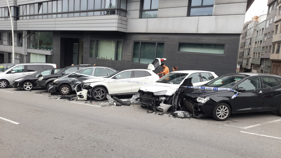 Un coche destroza otros seis vehículos aparcados en la ronda de Outeiro