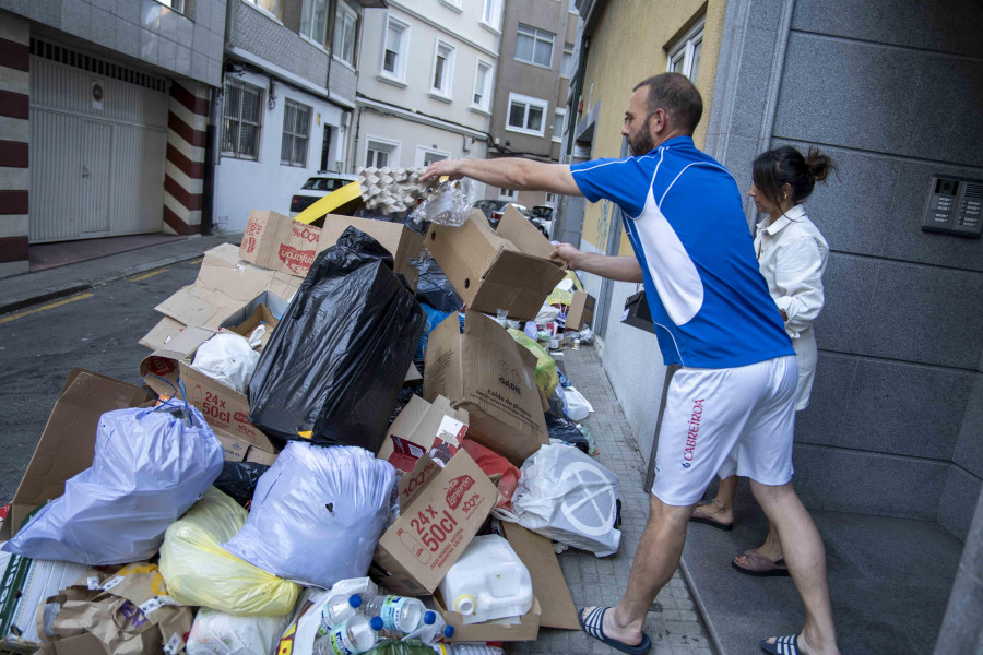 La basura asedia a una comunidad de A Coruña, que tiene que despejar su portal