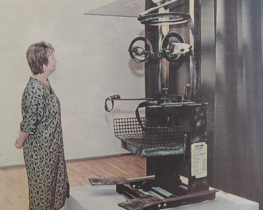 Hace 25 años | Lendoiro acusa al Celta de boicotear los fichajes del Depor y la silla eléctrica de Warhol está en A Coruña
