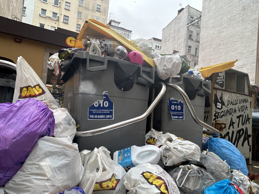 La basura se sigue acumulando en las calles y amenaza con llegar hasta las fiestas del verano