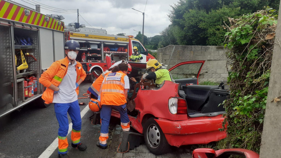 Heridas dos personas en un accidente de tráfico en Sada