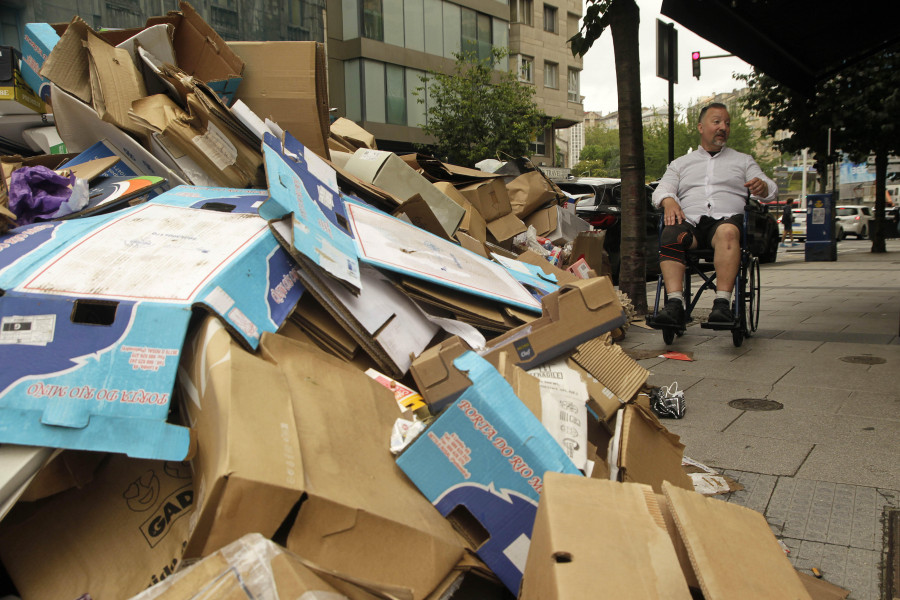 Un afectado por la huelga de basura: “Ya solo salgo cinco minutos cada día”