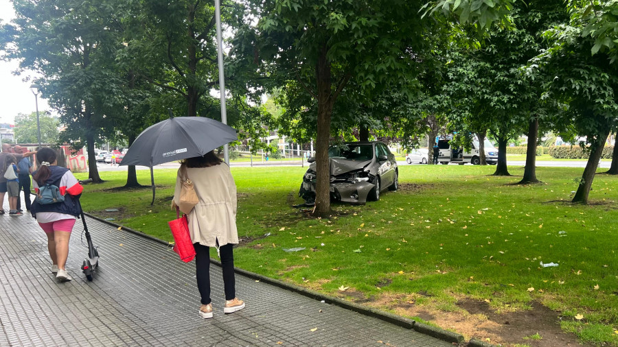 Choca con un camión en Matogrande, rebota en la mediana y se estrella contra un árbol