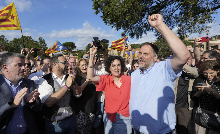 Unos 300 independentistas dan la bienvenida a Rovira entre esteladas, puños en alto y cava