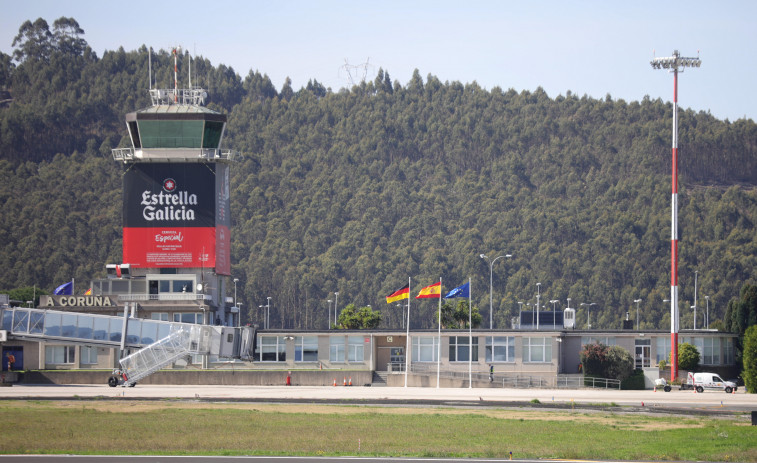 Herido de gravedad un operario en el aeropuerto de Alvedro durante la asistencia en tierra de un avión