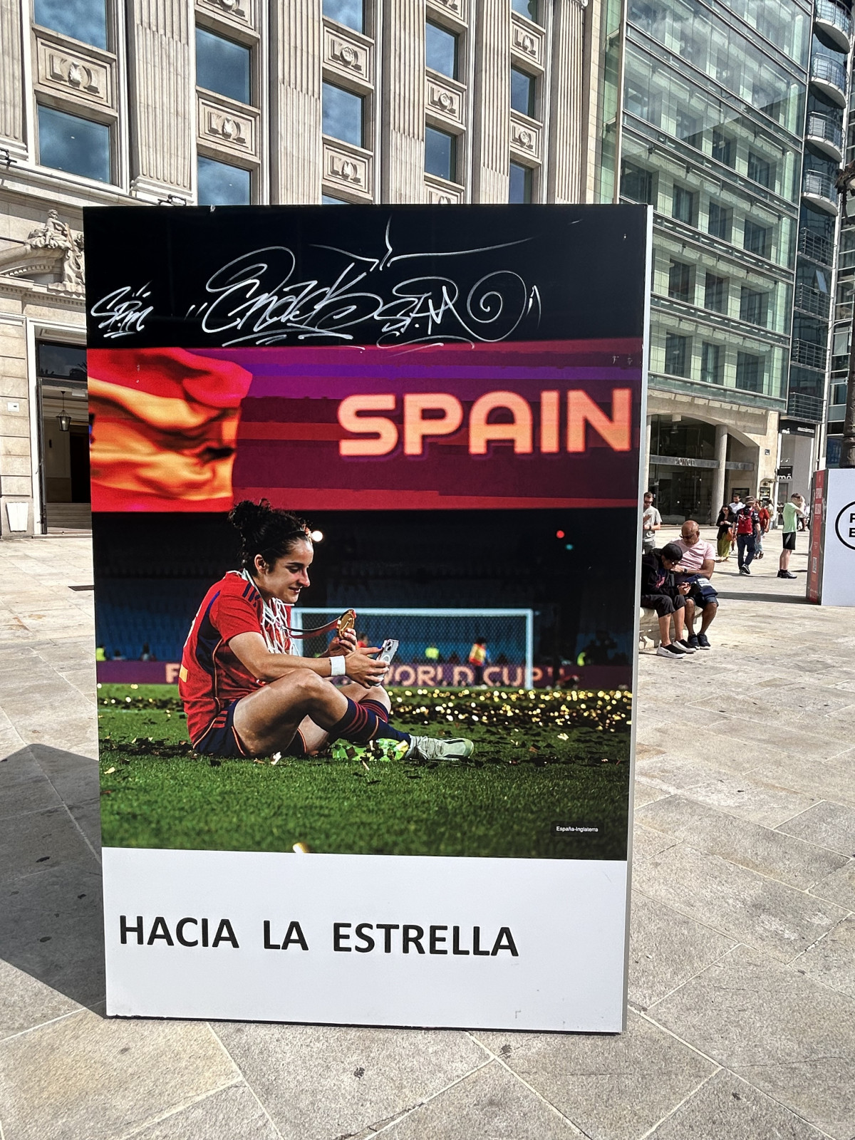 Exposiciu00f3n de la selecciu00f3n espau00f1ola vandalizada en A Coruu00f1a (2)