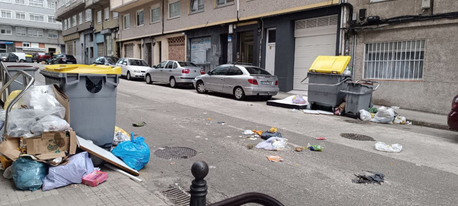 O Castrillón se despierta con la basura rebosando en sus calles