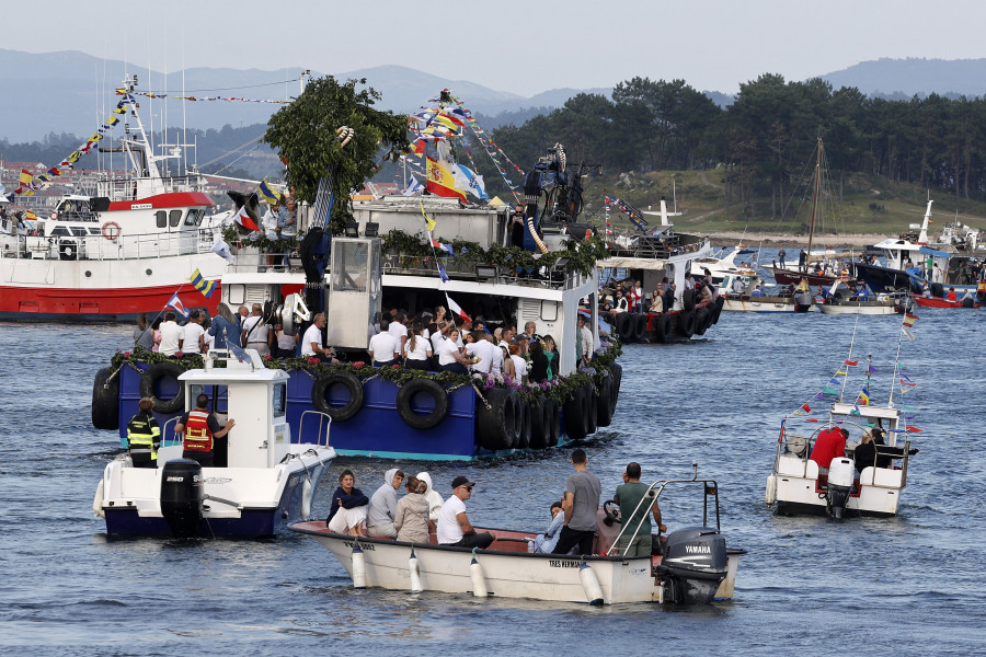 Rescatan a cuatro personas en Moaña tras hundirse un barco mientras participaba en la procesión del Día del Carmen