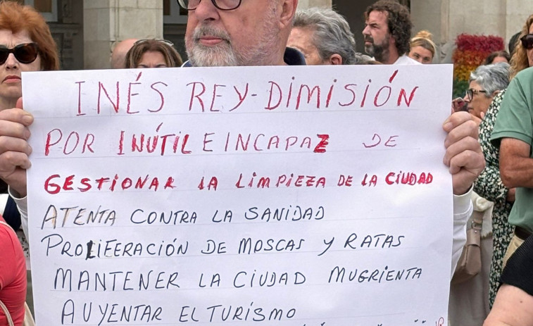 Más de 200 vecinos se concentran en A Coruña en protesta por la huelga de basura