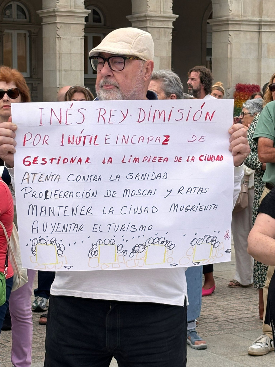 Más de 200 vecinos se concentran en A Coruña en protesta por la huelga de basura