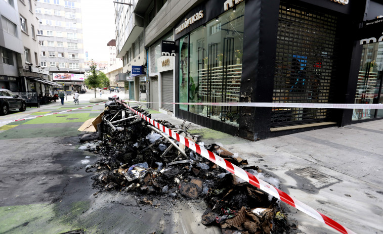 A Coruña arde de nuevo: la quema de contenedores afectó a dos negocios