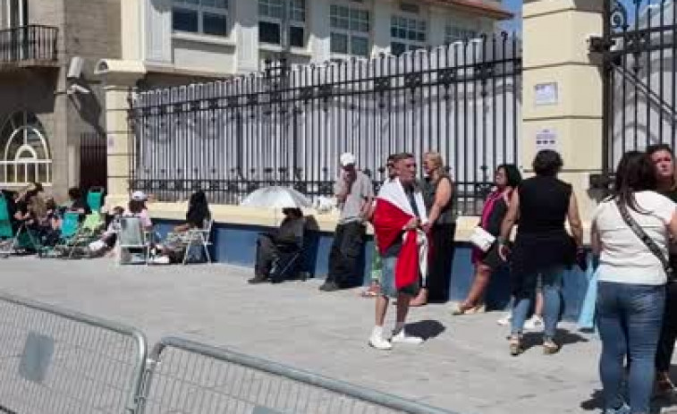 Largas colas al sol para ver a Luis Miguel