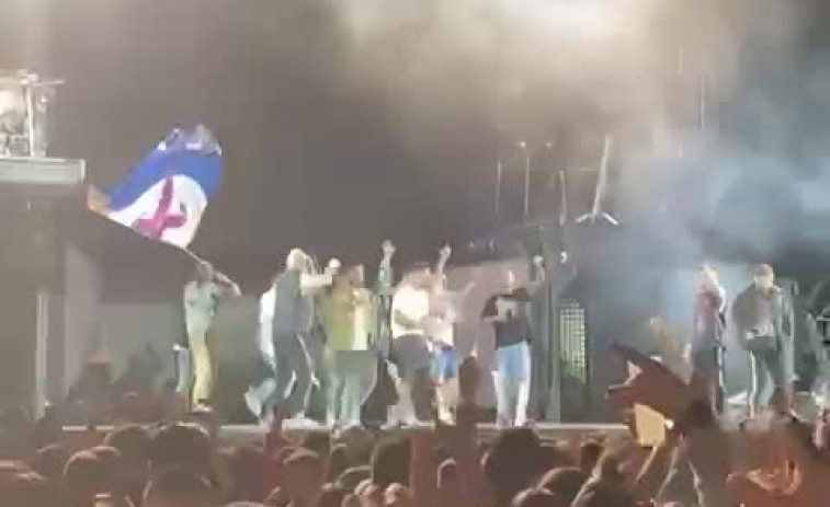 La orquesta Panorama tiñe de blanquiazul las fiestas de Teixeiro