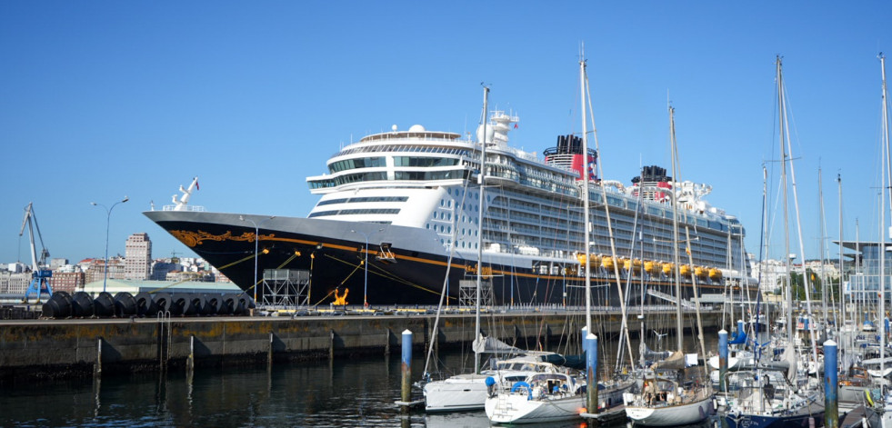 Un padre salta desde un crucero para rescatar a su hija que había caído al mar