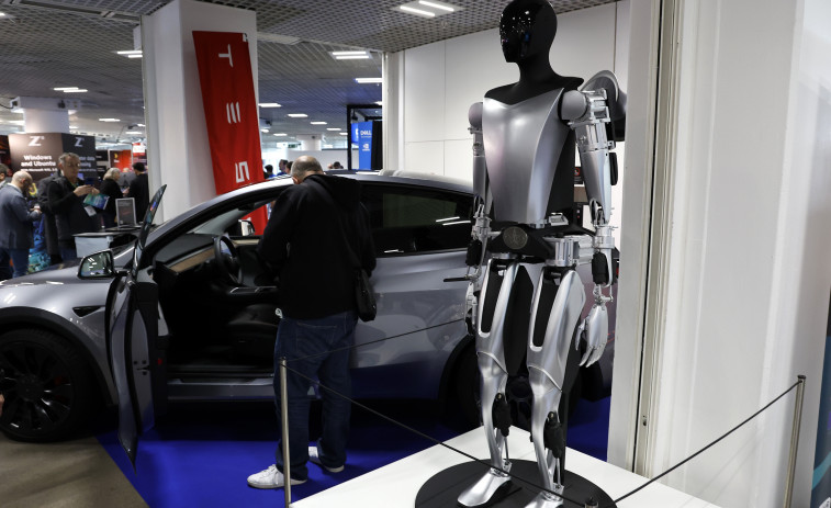 Musk anuncia que Tesla venderá a corto plazo robots humanoides