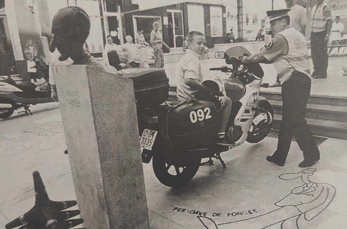 Policu00eda local plaza del humor 1999