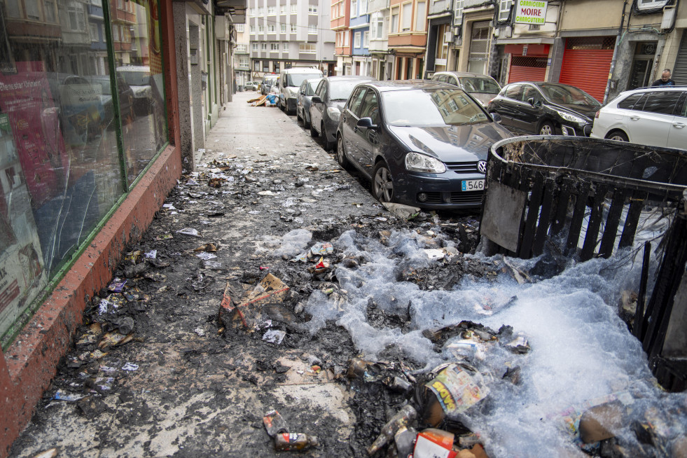 Contenedores quemados en la calle San Rosendo 1