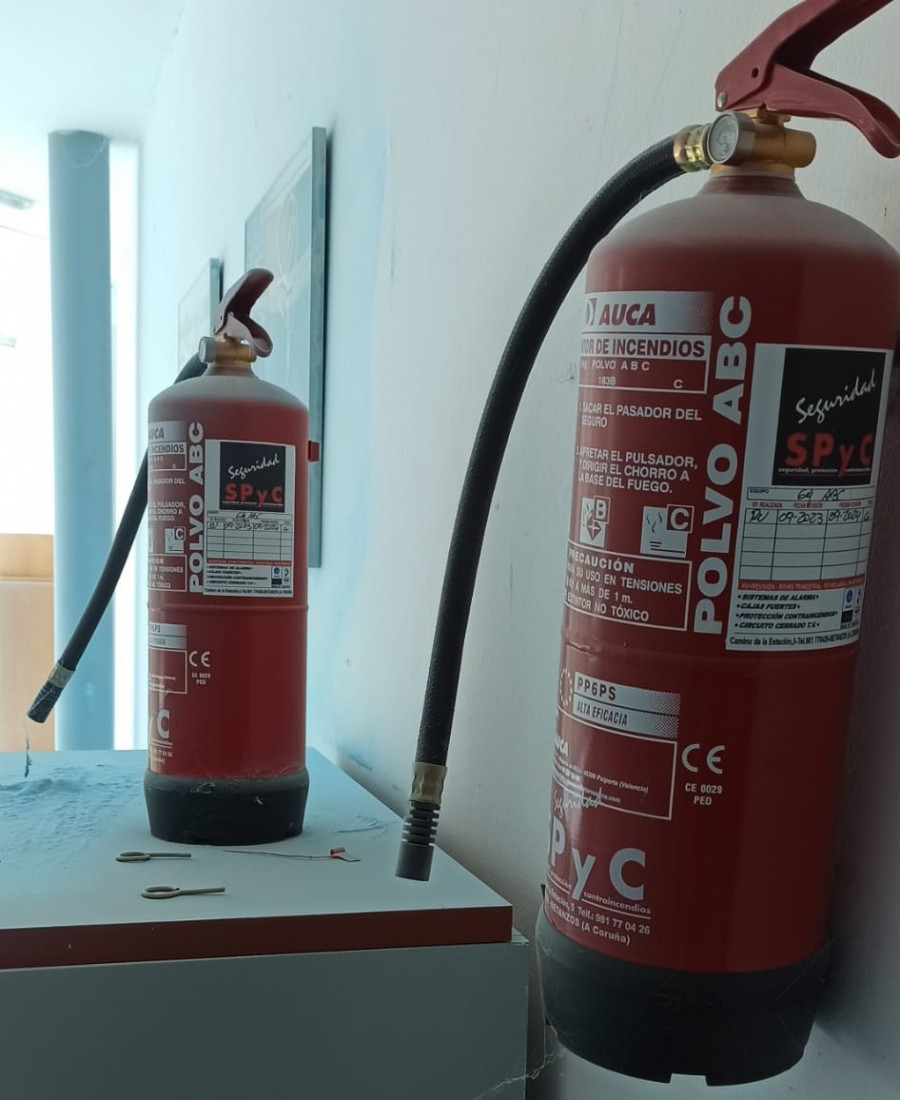 Entran en un centro social de Betanzos y rocían todas las instalaciones con el polvo de los extintores