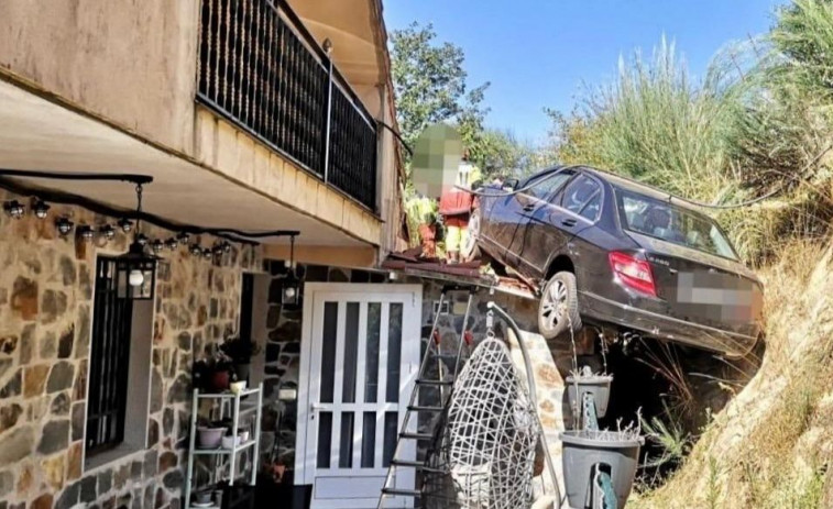 Un vehículo sufre una salida de vía y cae sobre el tejado de una vivienda en Viladervós