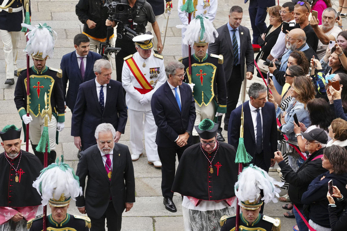 SANTIAGO DE COMPOSTELA, 25/07/2024.- El líder del Partido Popular, Alberto Núñez-Feijóo (C), y el presidente de la Xunta de Galicia, Alfonso Rueda (c-i), asisten a la celebración de la ofrenda Nacional al Apóstol Santiago en Santiago de Compostela, este jueves. EFE/ David Mudarra/Partido Popular SOLO USO EDITORIAL/SOLO DISPONIBLE PARA ILUSTRAR LA NOTICIA QUE ACOMPAÑA (CRÉDITO OBLIGATORIO)
