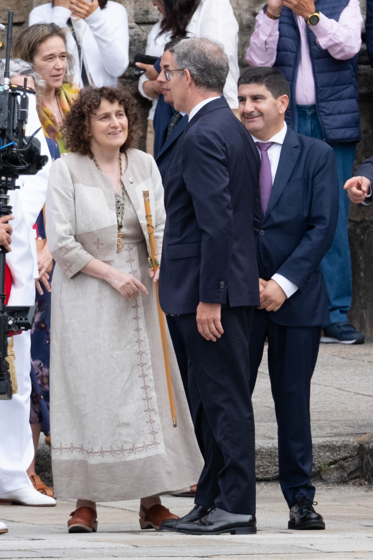 La alcaldesa de Santiago, Goretti Sanmartín; el presidente del Partido Popular, Alberto Núñez Feijóo, y el delegado del gobierno en Galicia, Pedro Blanco, conversan a su llegada a la tradicional o